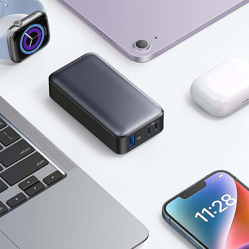 Black high-speed charging portable charger